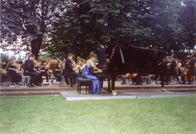 Konzertfoto, Gerlint Bttcher, 2004 Symphonisches Orchester der Humboldt-Uni, Open Air, Berlin  privat